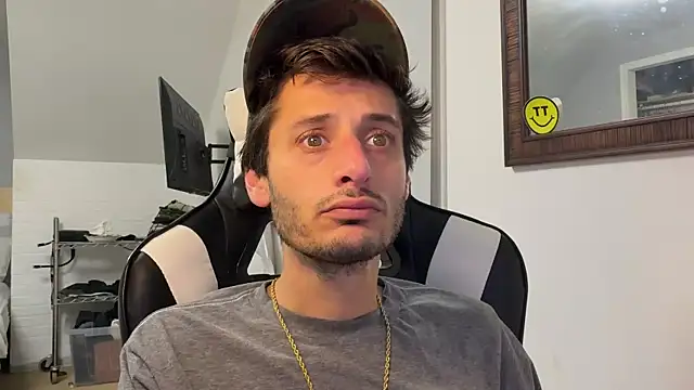 Snapshot of Dylansd chatting on December 24, 10:28 pm Dylansd online show from December 24, 10:28 pm