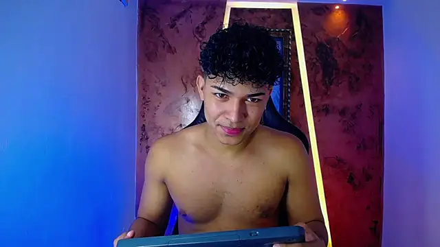 Snapshot of jamescurli_ chatting on February 24, 4:38 am jamescurli online show from February 24, 4:38 am