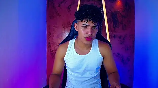Snapshot of jamescurli_ chatting on February 21, 3:56 am jamescurli online show from February 21, 3:56 am