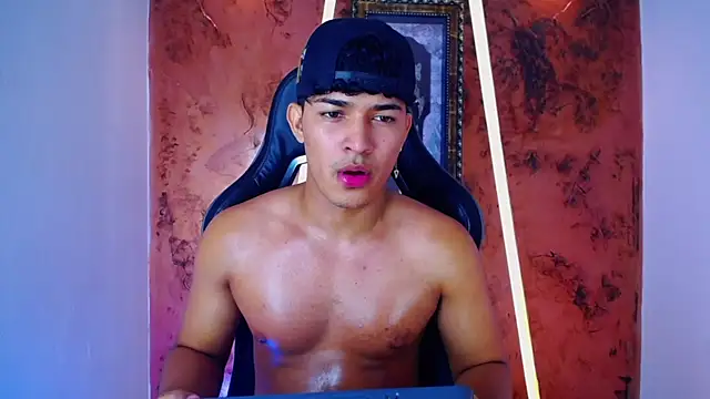 Snapshot of jamescurli_ chatting on February 13, 2:09 pm jamescurli online show from February 13, 2:09 pm