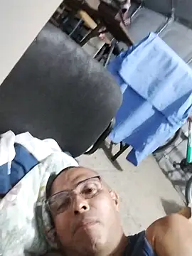 Snapshot of Alex011277 chatting on October 28, 1:19 am Alex011277 online show from October 28, 1:19 am