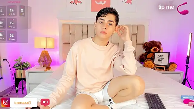 Maxi little online show from November 5, 9:17 pm