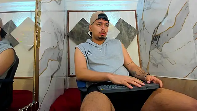 Snapshot of EnriquevillaF chatting on October 8, 11:58 am EnriquevillaF online show from October 8, 11:58 am