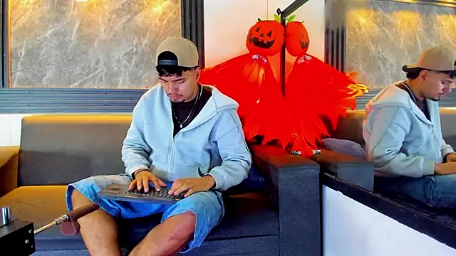 Snapshot of EnriquevillaF chatting on October 9, 12:21 pm EnriquevillaF online show from October 9, 12:21 pm
