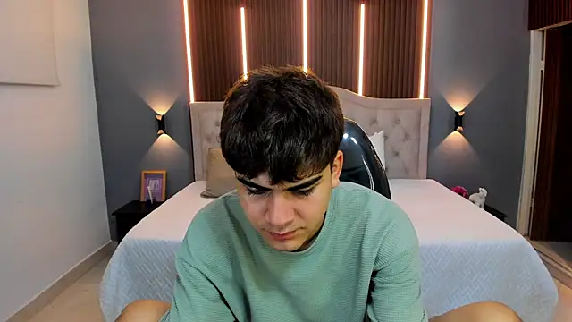 Tommy18   online show from November 9, 4:49 am