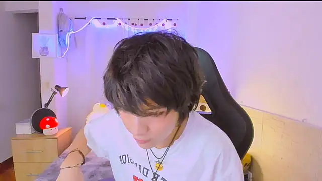 AllanYong18 online show from April 16, 5:40 am