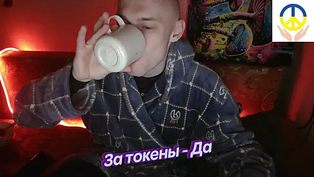 Snapshot of johnny_positive chatting on February 17, 12:32 am johnny positive online show from February 17, 12:32 am