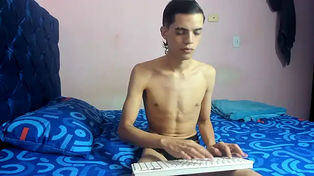 Latinos 2001 online show from March 25, 12:36 am