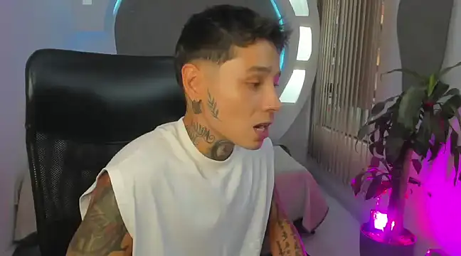 Snapshot of tattokoi chatting on March 13, 8:54 pm tattokoi online show from March 13, 8:54 pm