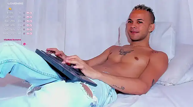 Snapshot of Jeremmy_Love chatting on February 19, 12:22 pm Jeremmy Love online show from February 19, 12:22 pm