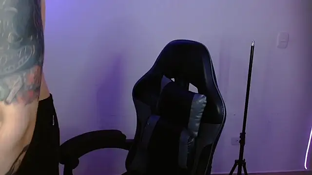 H3ll B0I online show from February 15, 12:06 am