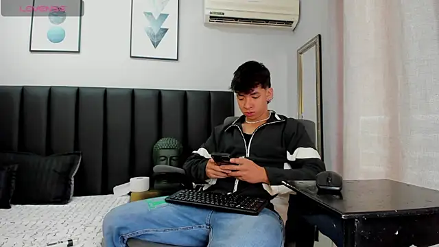 Snapshot of ISAAC_CRYSTON chatting on February 4, 1:27 pm ISAAC CRYSTON online show from February 4, 1:27 pm
