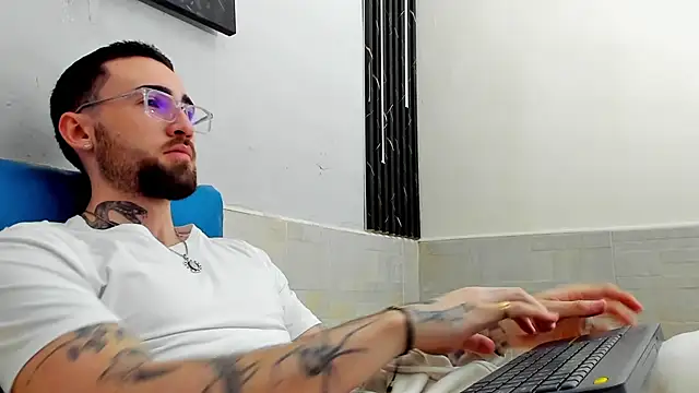 Luke davis01 online show from February 14, 12:57 pm