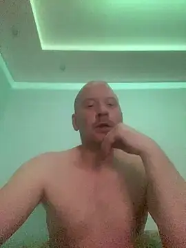 Krzysiekg123 online show from February 8, 8:24 pm