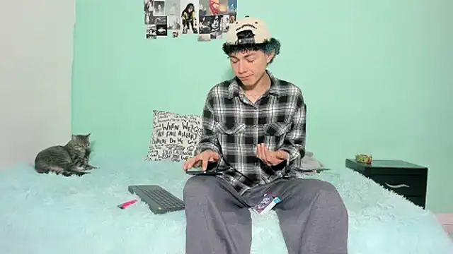 Maxxi hot23 online show from November 7, 8:45 pm