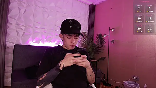 troy rouge online show from December 4, 7:21 pm