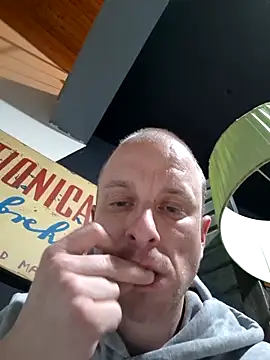 svenpfeifer online show from March 12, 3:02 am