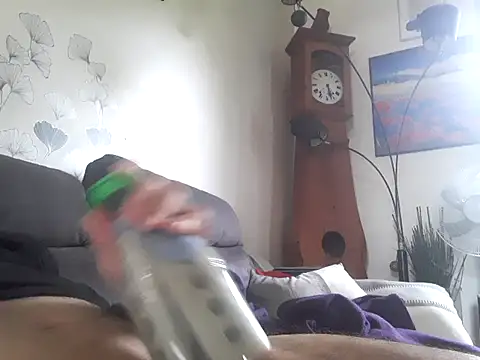 Snapshot of Vince072 chatting on October 3, 6:40 am Vince072 online show from October 3, 6:40 am