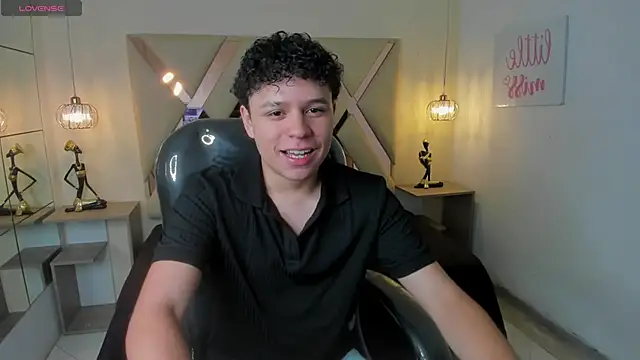 Snapshot of BenjaminBottonn chatting on October 15, 8:38 pm BenjaminBottonn online show from October 15, 8:38 pm