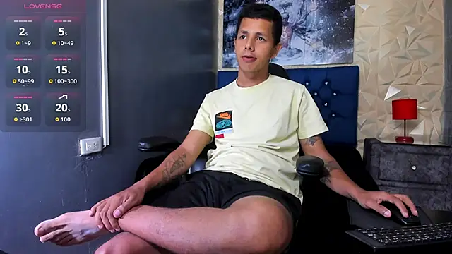 BigMonstercoks69 online show from April 1, 1:13 pm