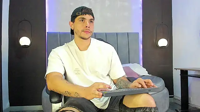 Liam walk  online show from November 8, 10:02 pm