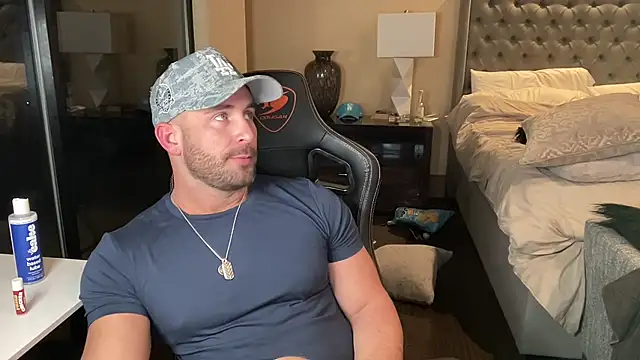 brettmycles28 online show from October 29, 1:30 am