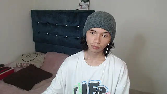 Snapshot of Xoxo_Smiles chatting on October 18, 8:25 pm Xoxo Smiles online show from October 18, 8:25 pm