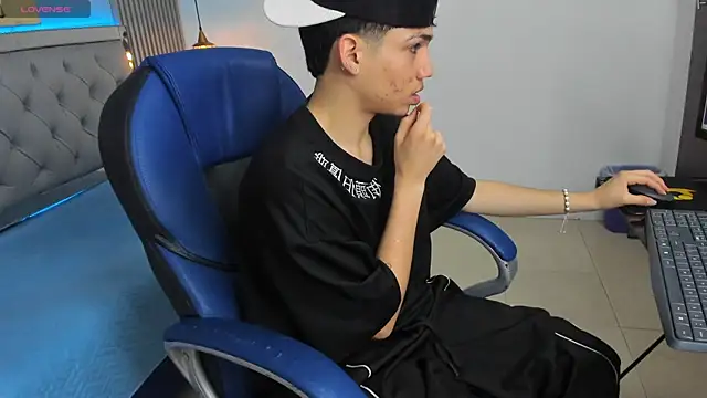 SamBlack  online show from April 9, 12:44 pm