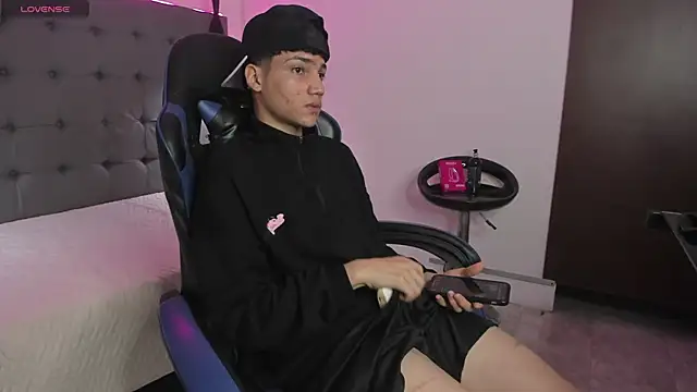 SamBlack  online show from April 10, 1:07 pm