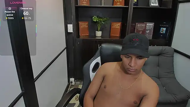 Snapshot of IsaacBlack_ chatting on October 19, 5:34 am IsaacBlack online show from October 19, 5:34 am