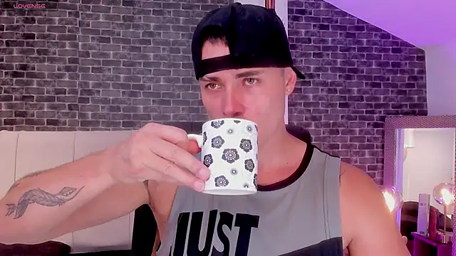 connorsmiith online show from April 3, 10:28 pm