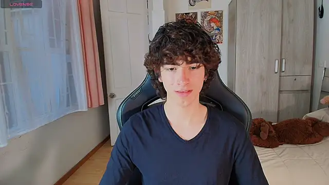 Nude Boy18 online show from December 3, 10:16 pm