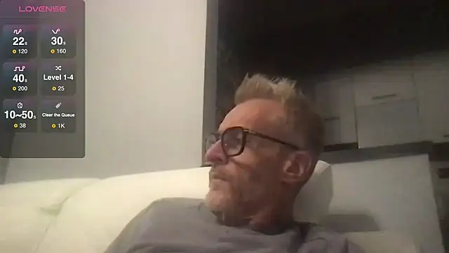 Axl hot online show from October 11, 8:13 pm