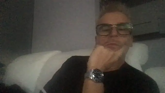 Axl hot online show from September 25, 4:39 pm