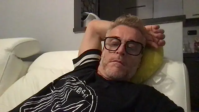 Axl hot online show from June 13, 10:40 pm