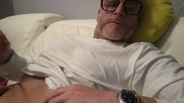 Axl hot online show from April 16, 9:39 pm