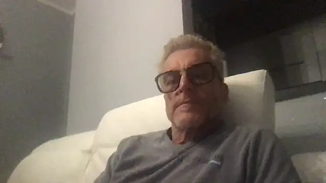 Axl hot online show from October 24, 8:10 pm