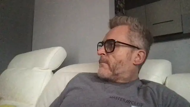 Axl hot online show from January 17, 12:52 pm