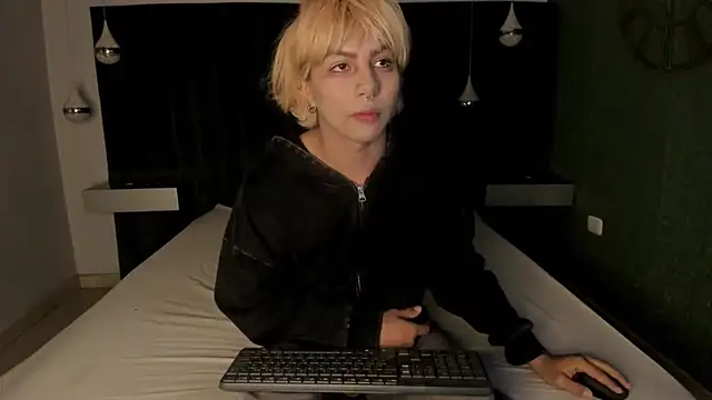 OliIverr22 online show from November 8, 8:23 pm