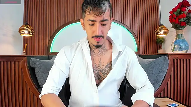 Donovan Desmond online show from November 4, 8:32 pm