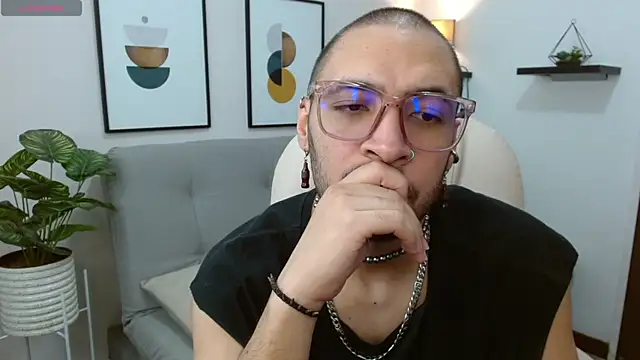 Snapshot of __Damian___ chatting on October 19, 11:30 pm Damian online show from October 19, 11:30 pm