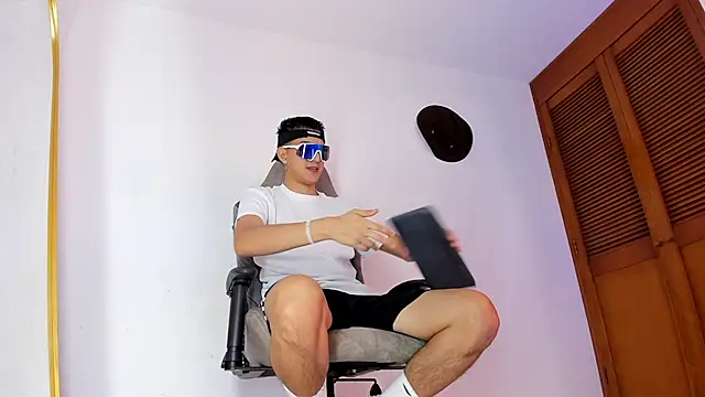 sotooliver3 online show from November 15, 8:33 pm