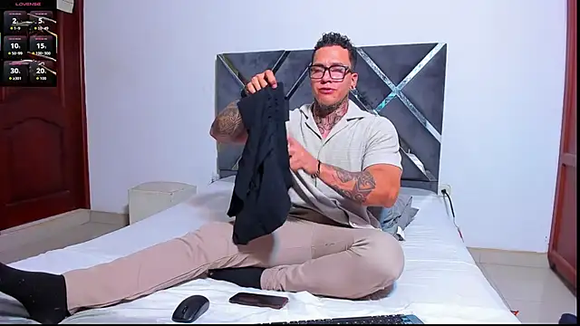 ArnoldSexy  online show from November 10, 4:56 pm