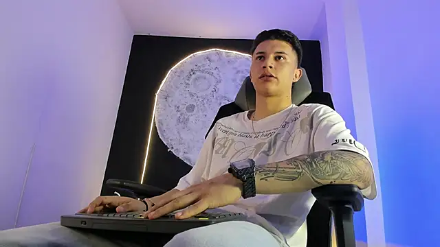 liaamsmiith  online show from November 3, 12:30 pm