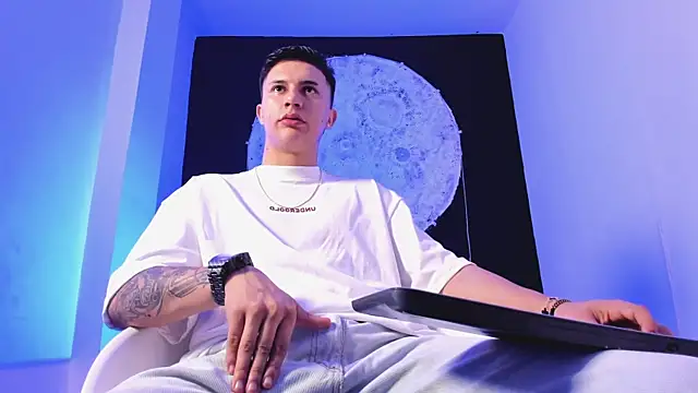 liaamsmiith  online show from October 26, 1:13 pm