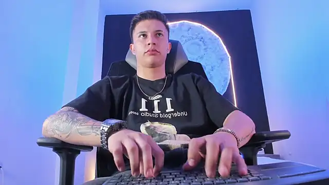 liaamsmiith  online show from November 4, 12:39 pm