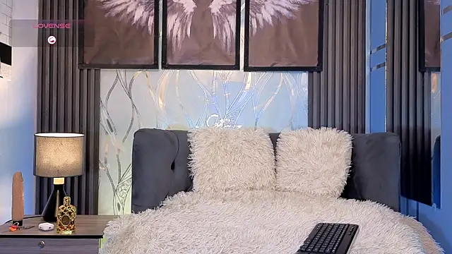 oliver mr  online show from March 31, 8:10 pm