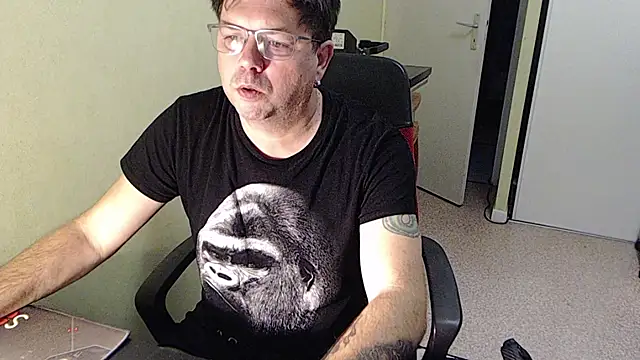 blueandwhite1 online show from November 29, 7:54 am