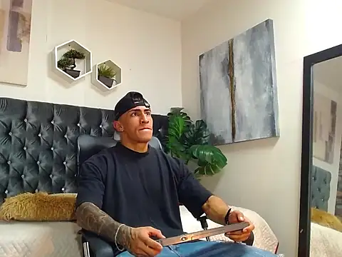 Snapshot of adrian_ray chatting on October 7, 5:39 pm adrian ray online show from October 7, 5:39 pm