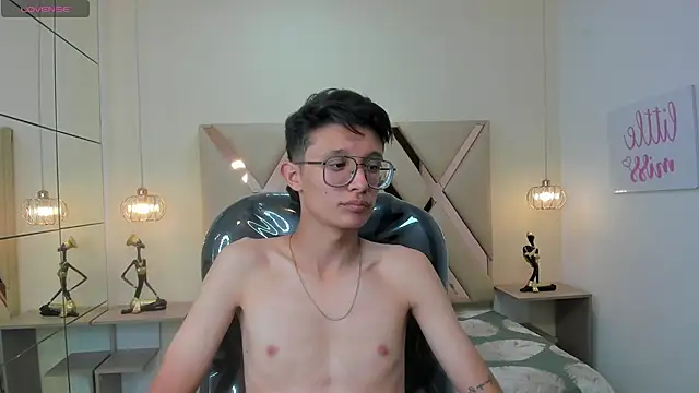 SantiagoRusso18 online show from December 13, 8:04 pm